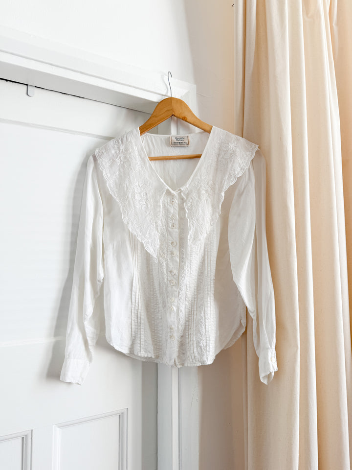 Stunning 80s Lace Collar Embroidered Blouse