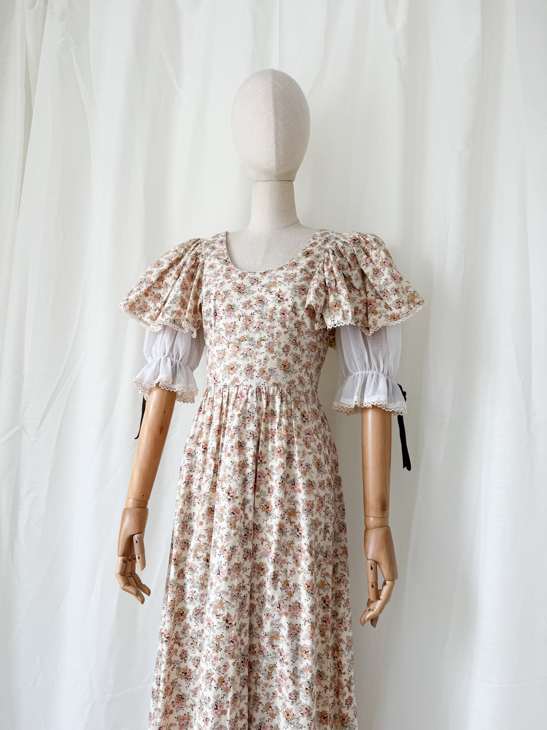 Heavenly Holy Grail 1970s Rare Gina Fratini for Fiona Dresses Floral Cotton Maxi Dress