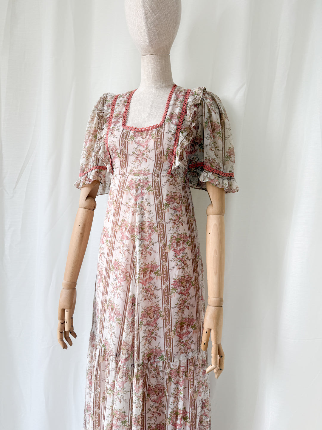 Gorgeous Bohemian Rare 1970s Novelty Print Romantic Cotton Maxi Dress