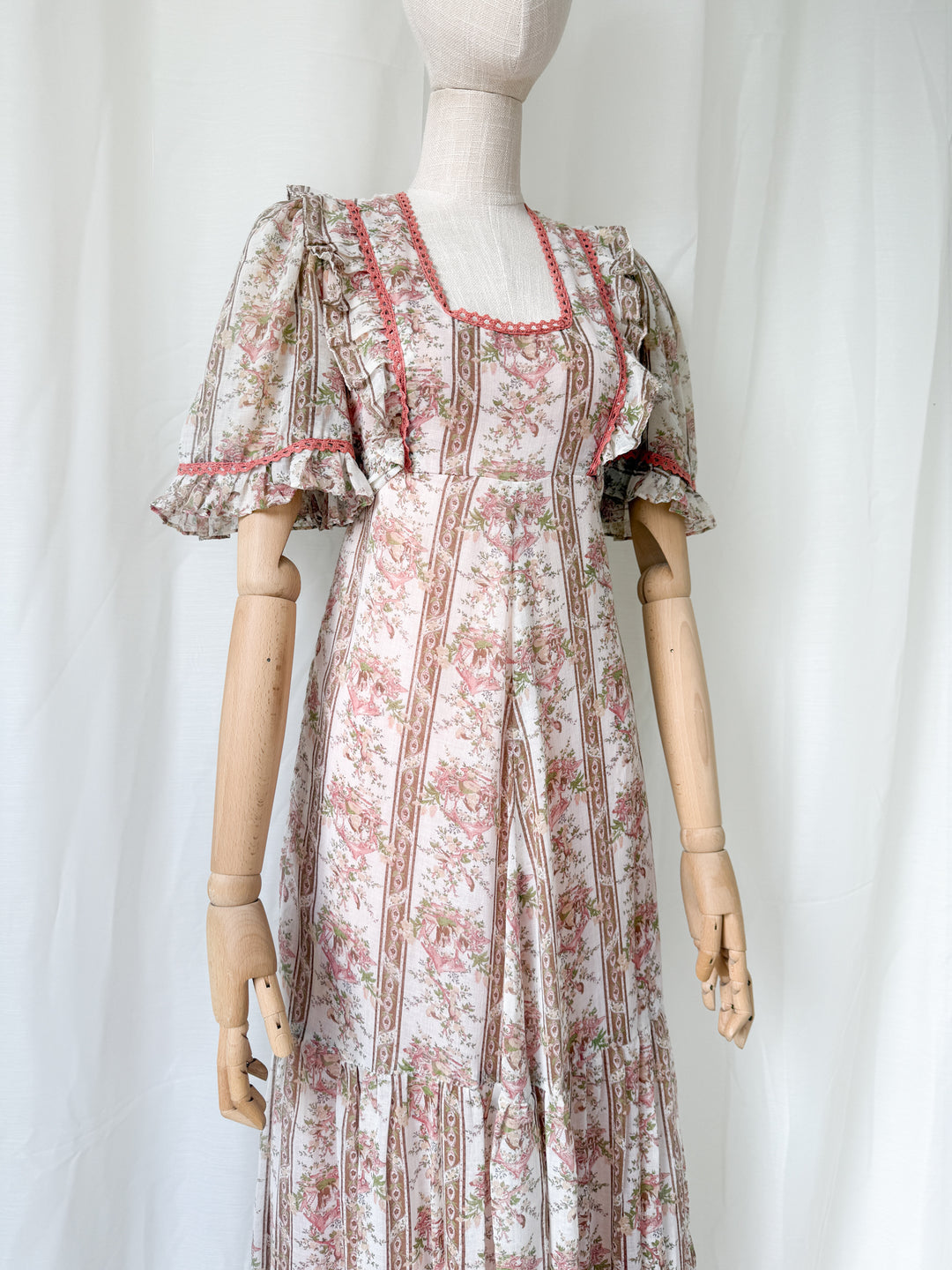 Gorgeous Bohemian Rare 1970s Novelty Print Romantic Cotton Maxi Dress