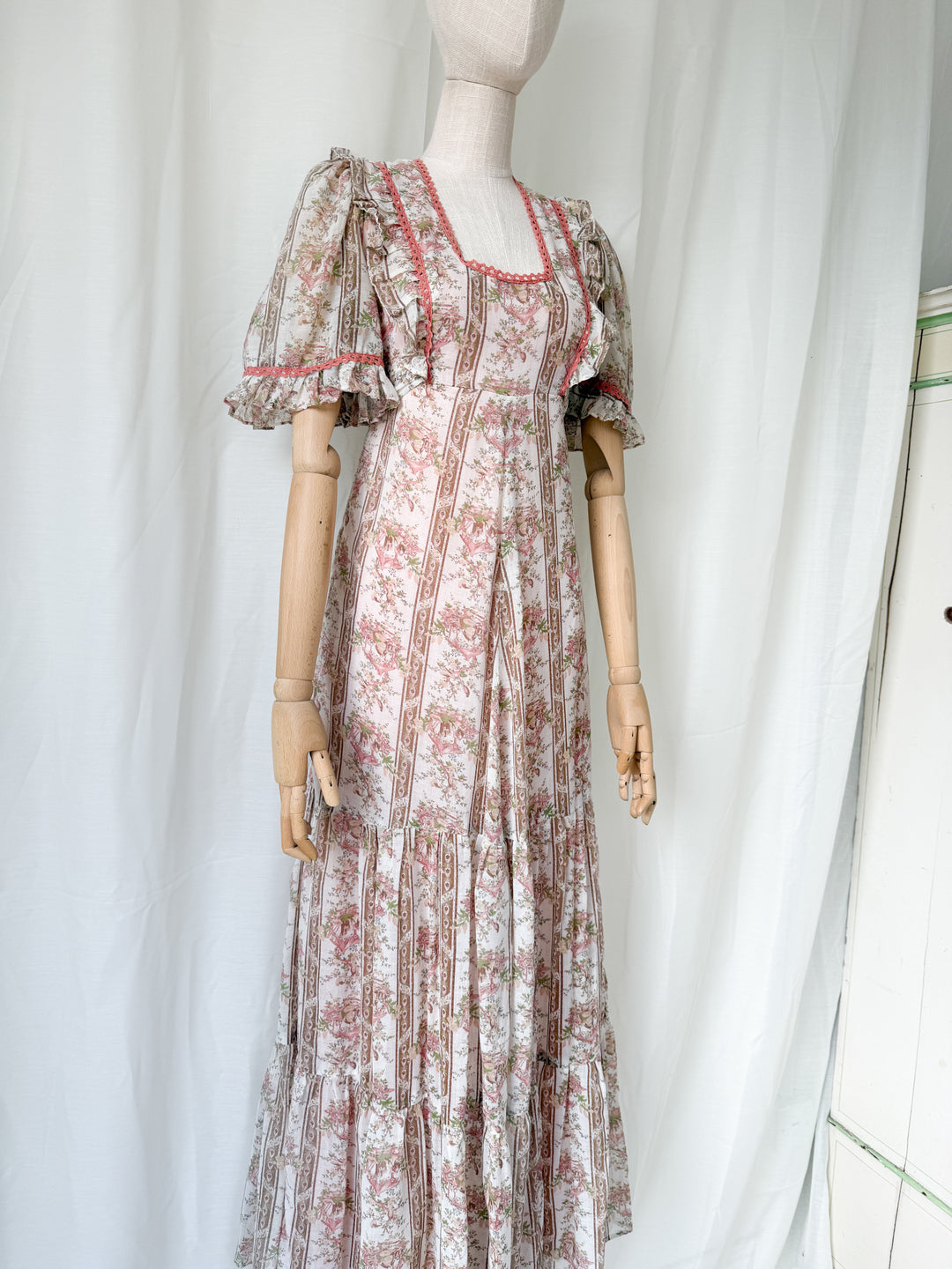 Gorgeous Bohemian Rare 1970s Novelty Print Romantic Cotton Maxi Dress