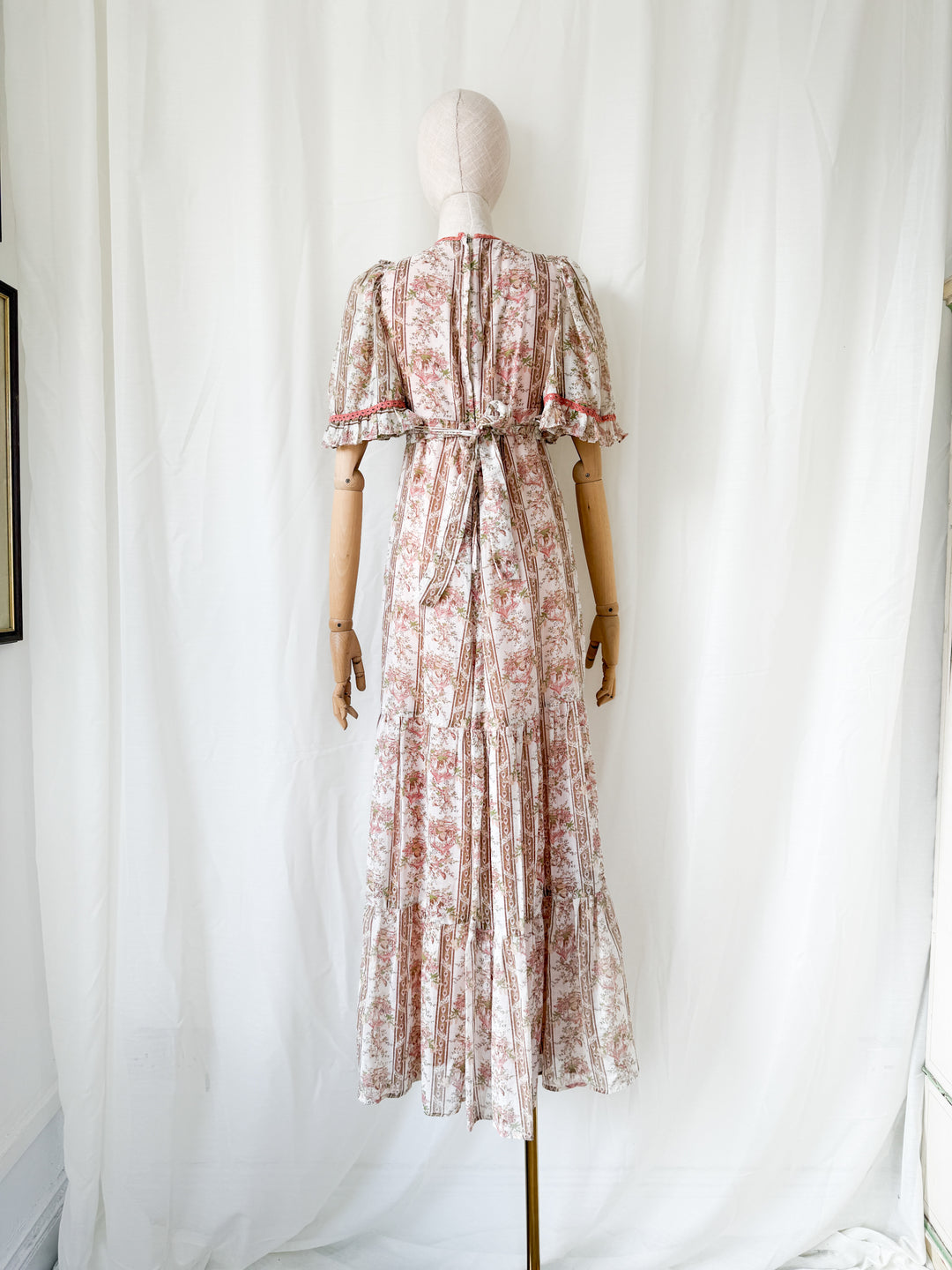 Gorgeous Bohemian Rare 1970s Novelty Print Romantic Cotton Maxi Dress