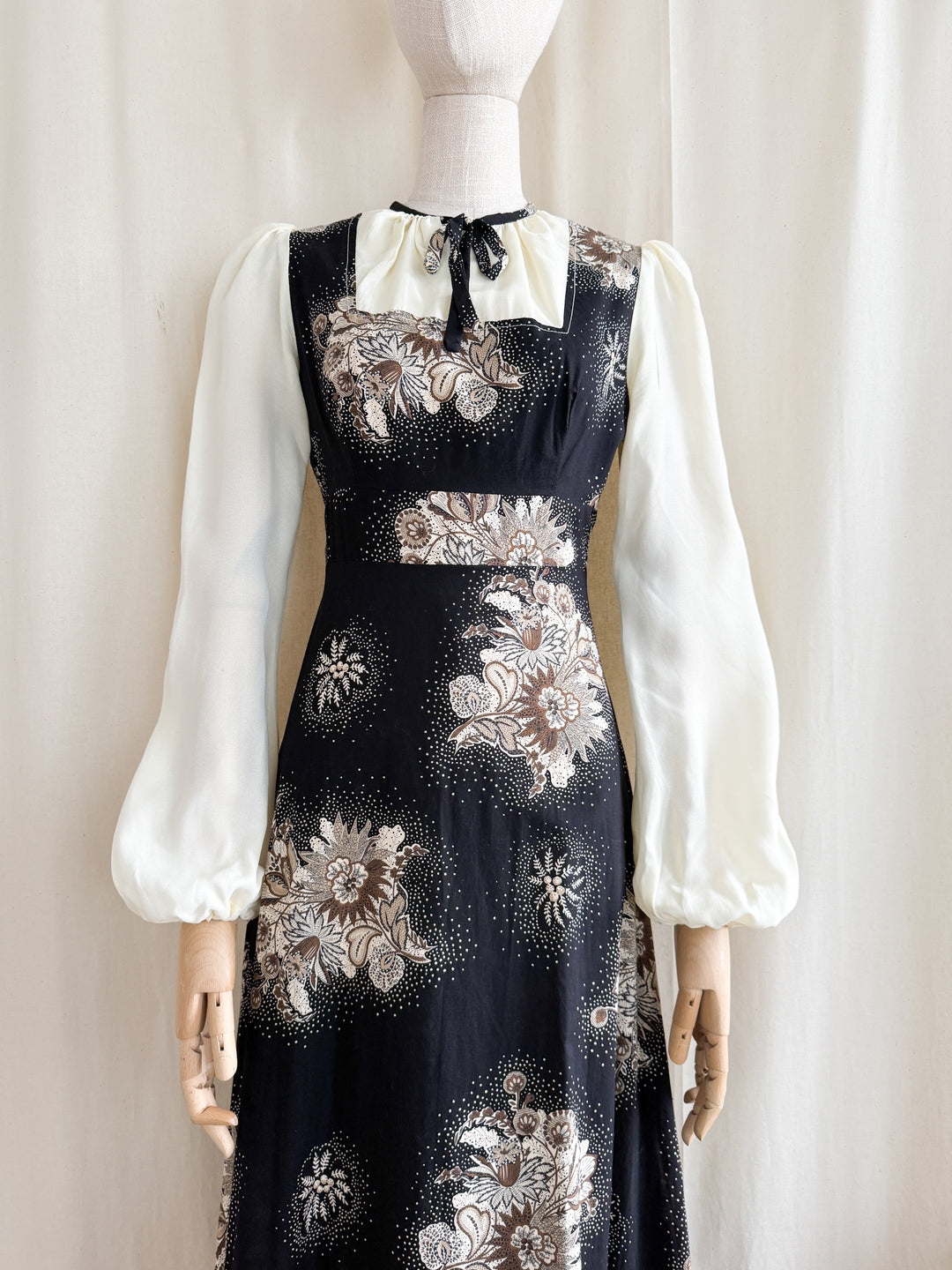 Insanely Beautiful witchy 1970s cotton prairie maxi dress