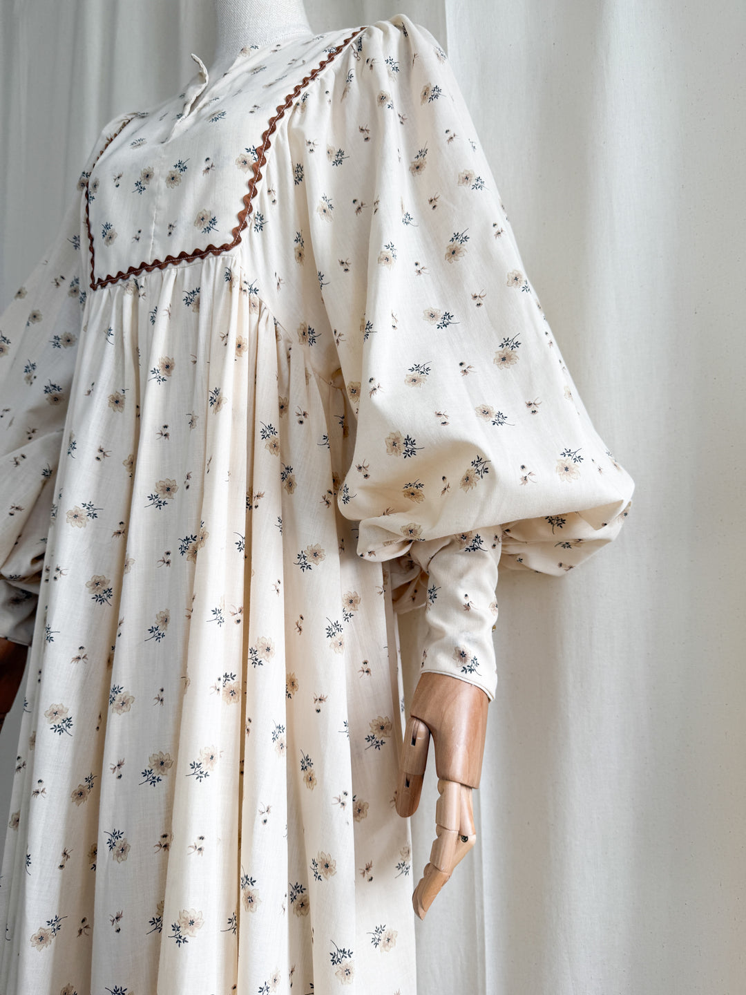 Holy Grail Rare Whimsical 1970s billowing sleeve cotton prairie maxi dress