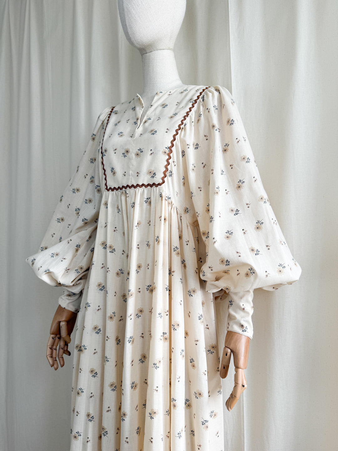 Holy Grail Rare Whimsical 1970s billowing sleeve cotton prairie maxi dress