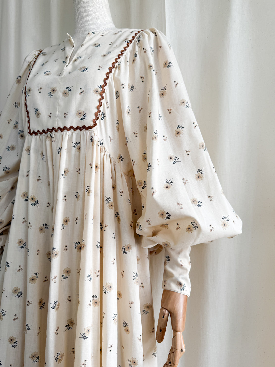 Holy Grail Rare Whimsical 1970s billowing sleeve cotton prairie maxi dress
