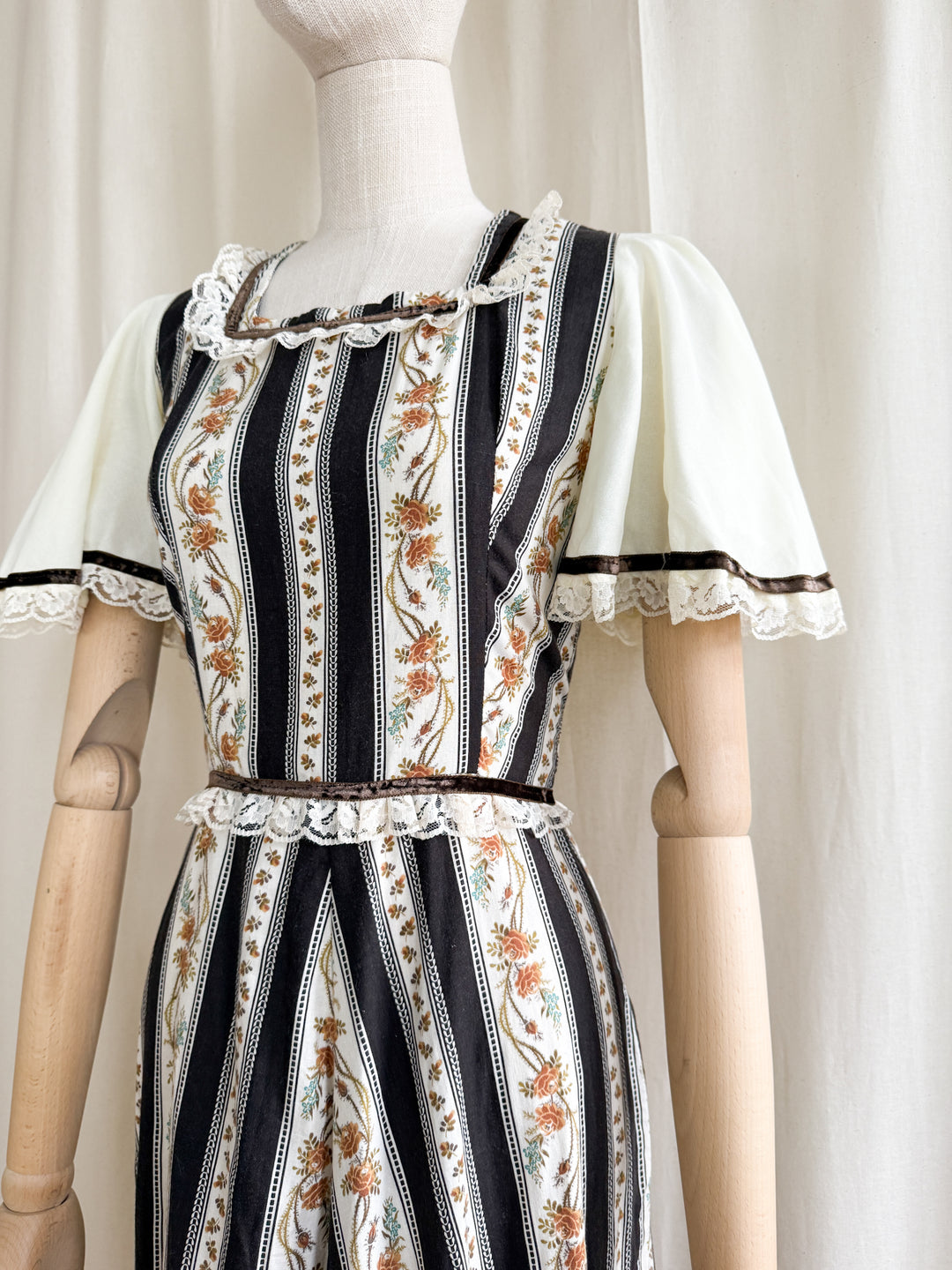 Gorgeous 1970s witchy dark floral chintz stripe cotton prairie maxi dress