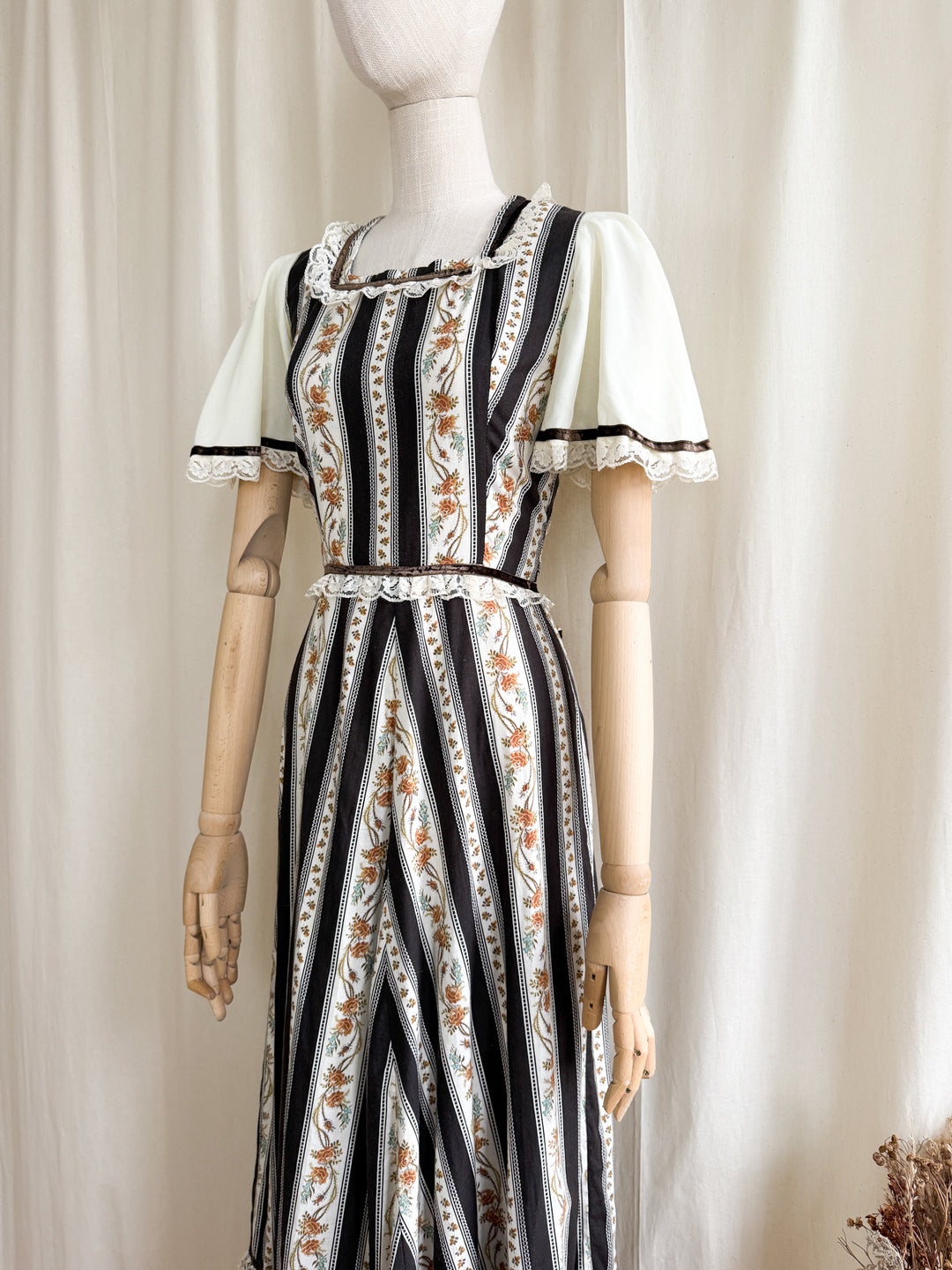 Gorgeous 1970s witchy dark floral chintz stripe cotton prairie maxi dress