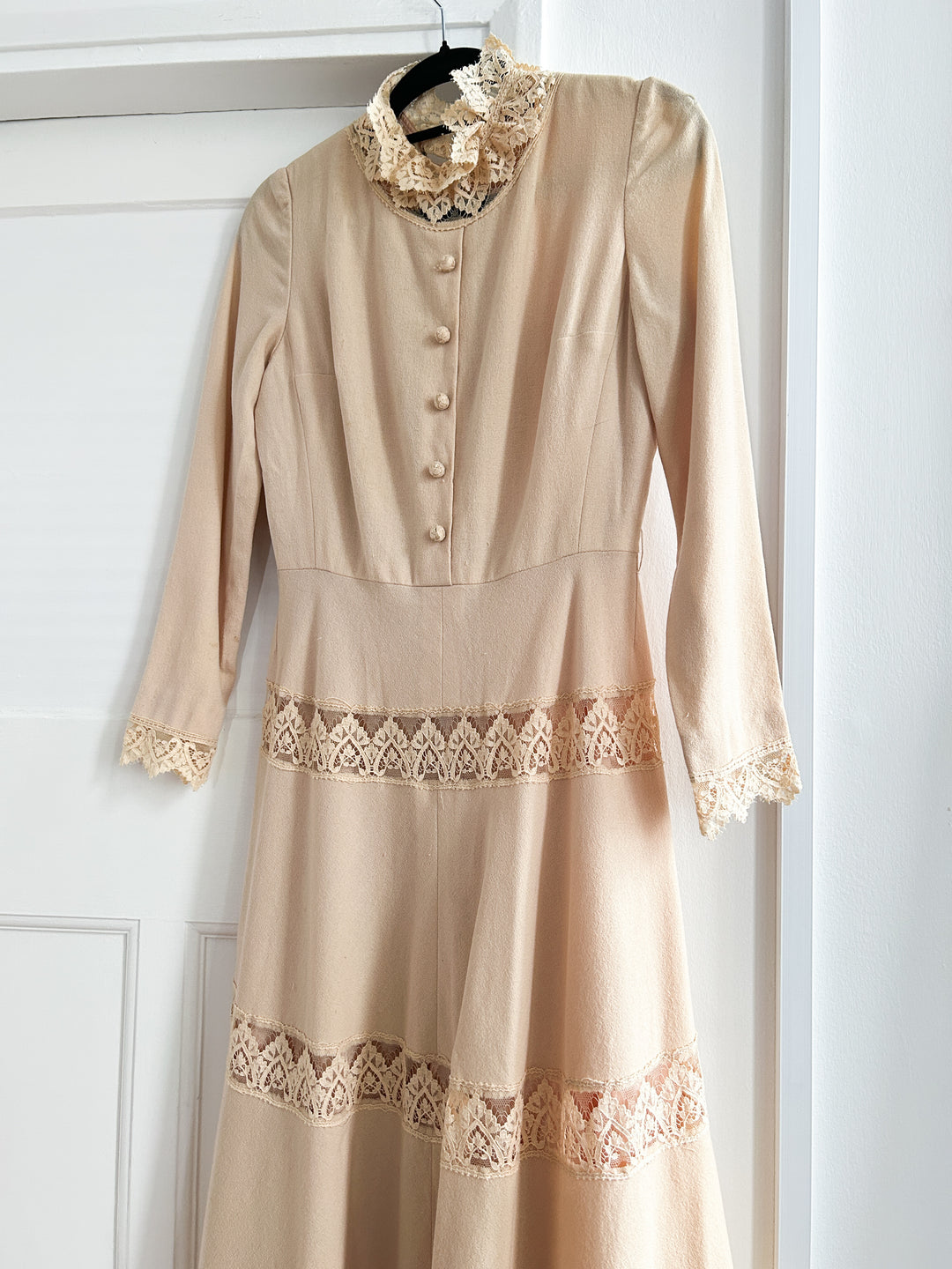 GORGEOUS 70S CREAM MOSS CREPE AND LACE DRESS APPROX UK SIZE 10/12