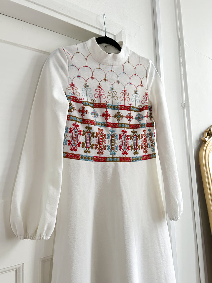 BEAUTIFUL WHITE 60S EMBROIDERED MAXI DRESS APPROX UK SIZE 10/12