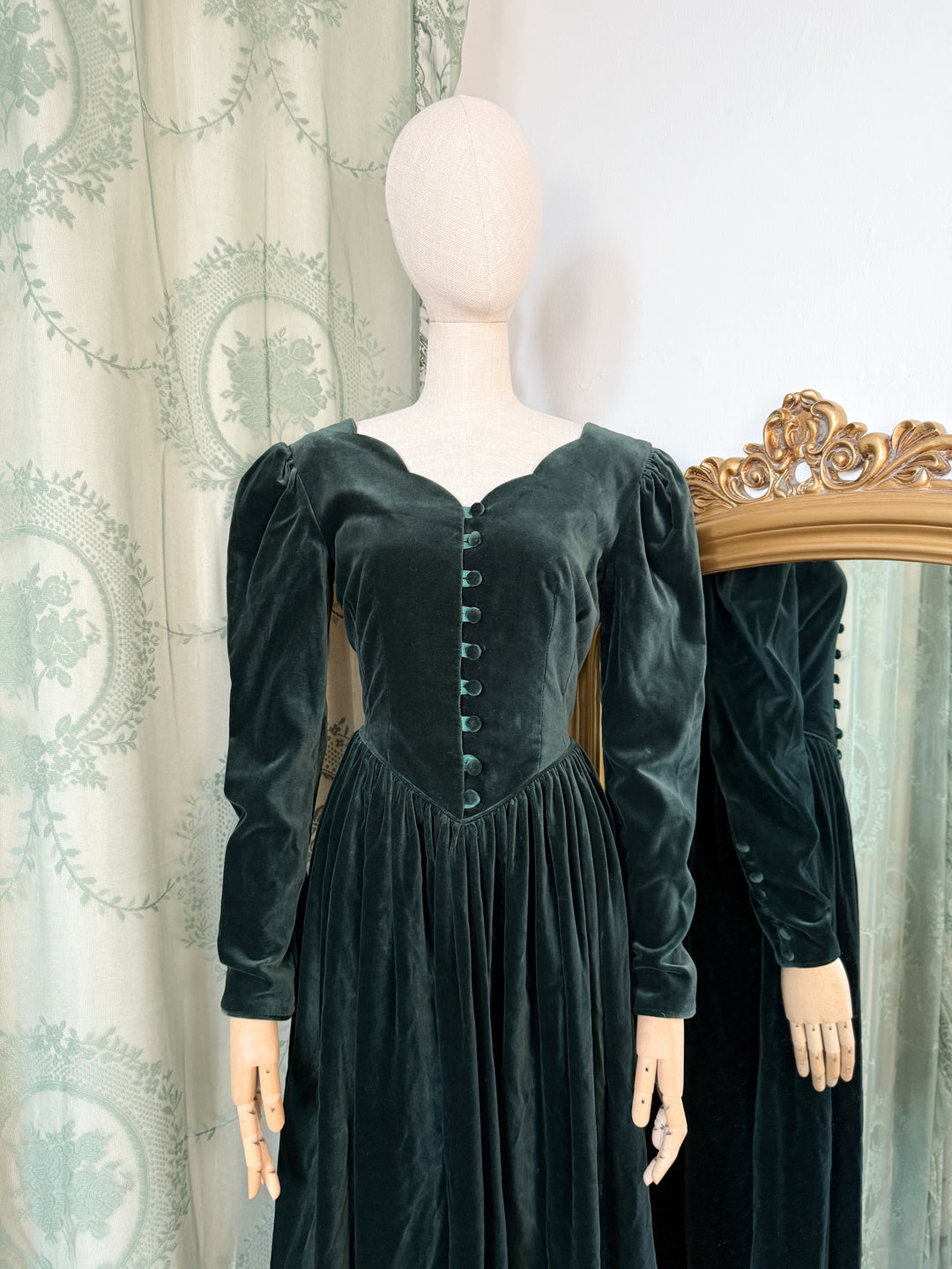 THORN ~ STUNNING 1980S LAURA ASHLEY MUTTON SLEEVE GREEN VELVET MIDI DRESS