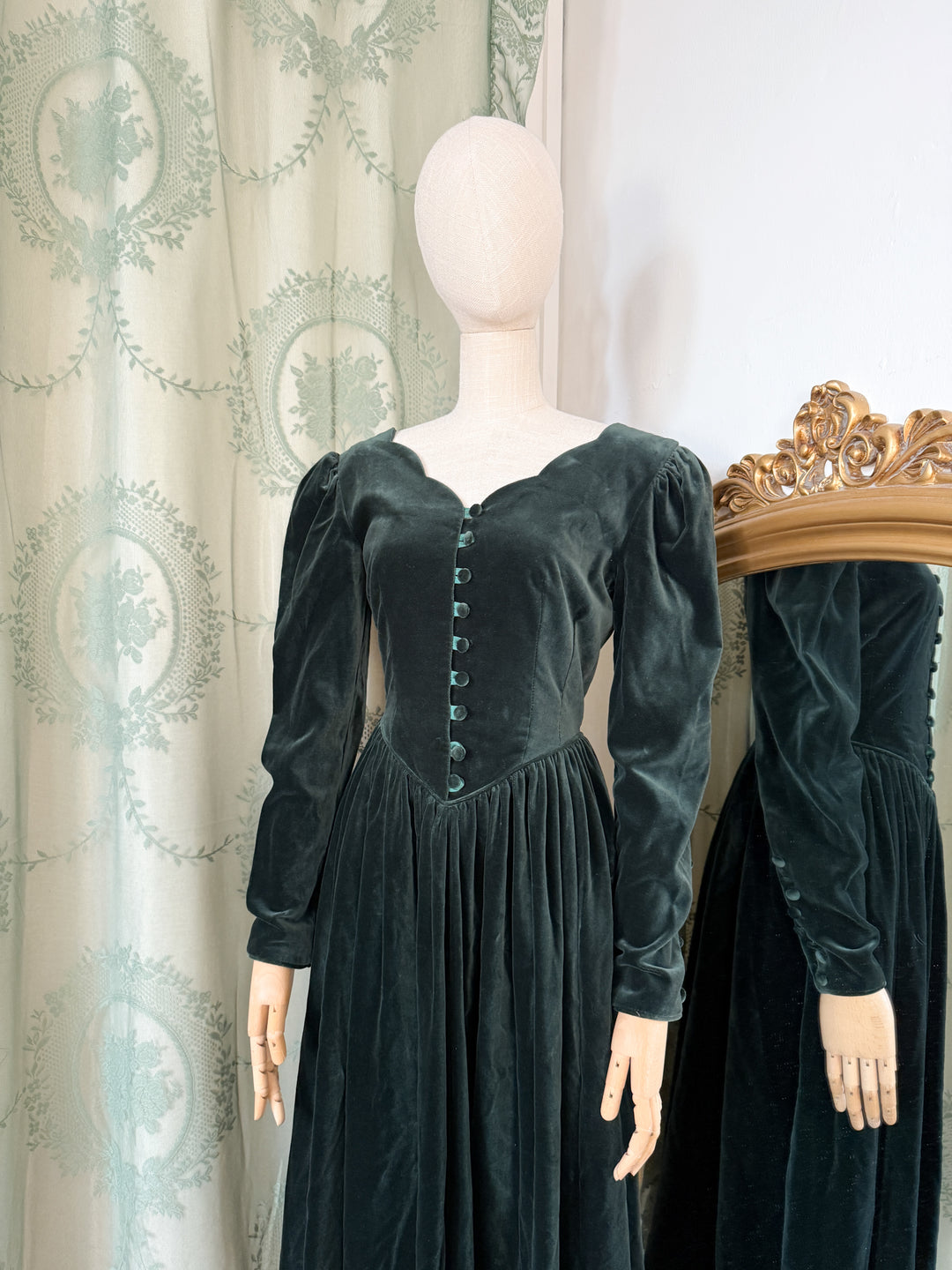 THORN ~ STUNNING 1980S LAURA ASHLEY MUTTON SLEEVE GREEN VELVET MIDI DRESS