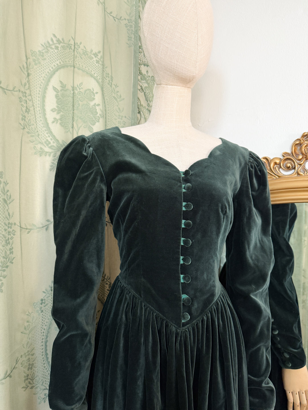 THORN ~ STUNNING 1980S LAURA ASHLEY MUTTON SLEEVE GREEN VELVET MIDI DRESS