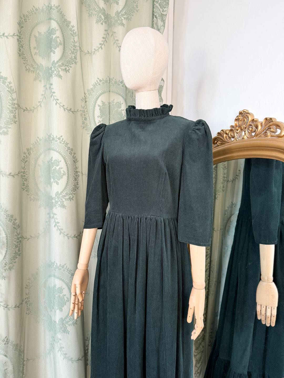 MORRIGAN ~ BEAUTIFUL 1970S COTTON CORDUROY BOTTLE GREEN MIDAXI DRESS