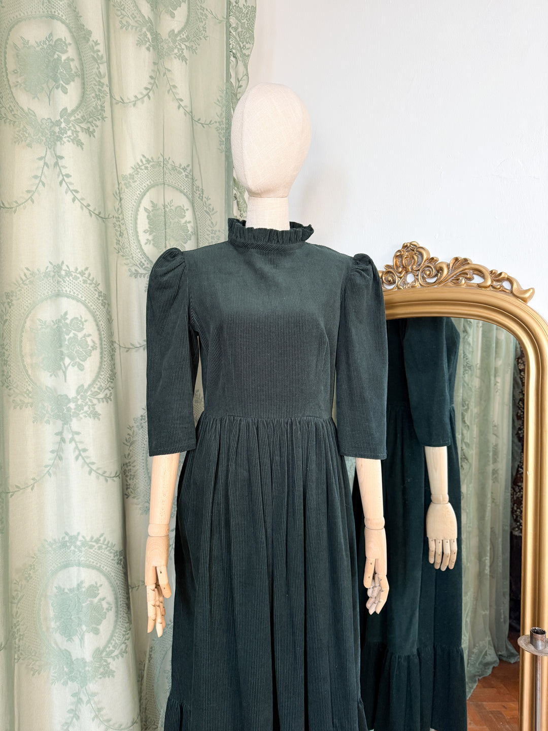 MORRIGAN ~ BEAUTIFUL 1970S COTTON CORDUROY BOTTLE GREEN MIDAXI DRESS