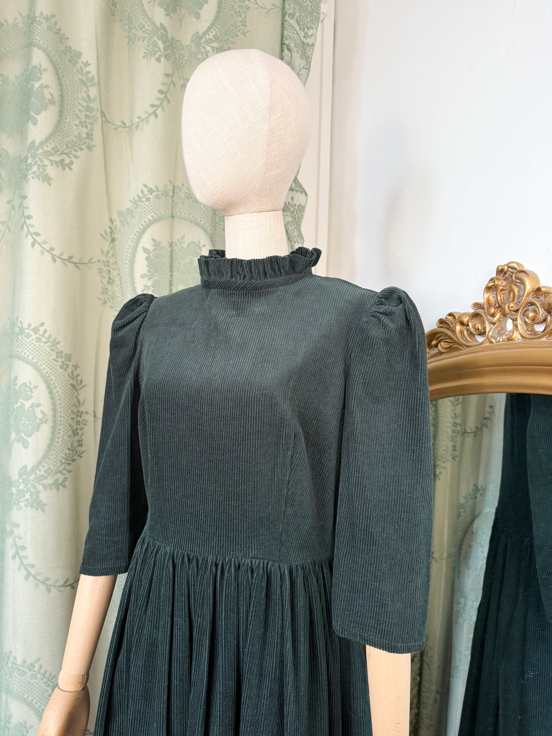 MORRIGAN ~ BEAUTIFUL 1970S COTTON CORDUROY BOTTLE GREEN MIDAXI DRESS