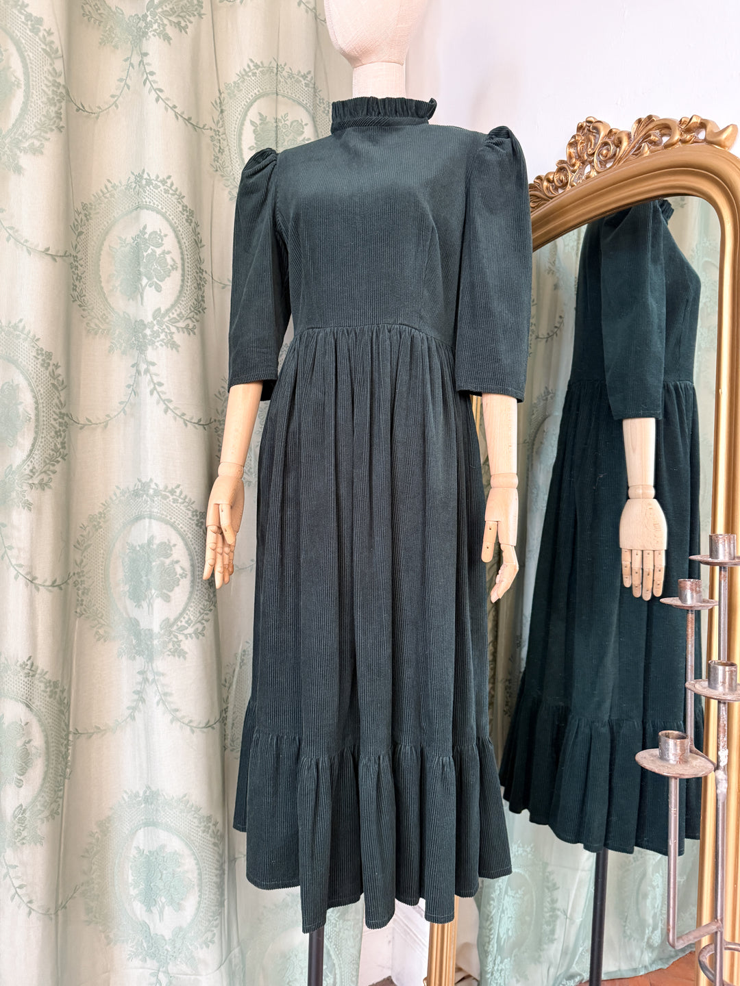 MORRIGAN ~ BEAUTIFUL 1970S COTTON CORDUROY BOTTLE GREEN MIDAXI DRESS