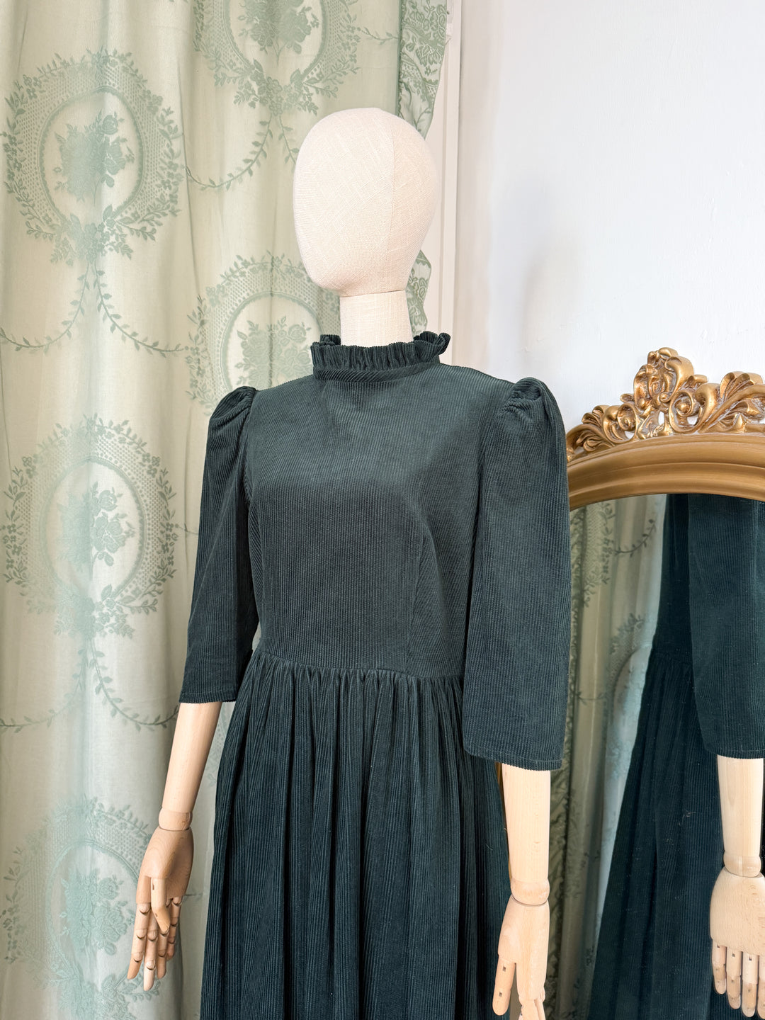 MORRIGAN ~ BEAUTIFUL 1970S COTTON CORDUROY BOTTLE GREEN MIDAXI DRESS