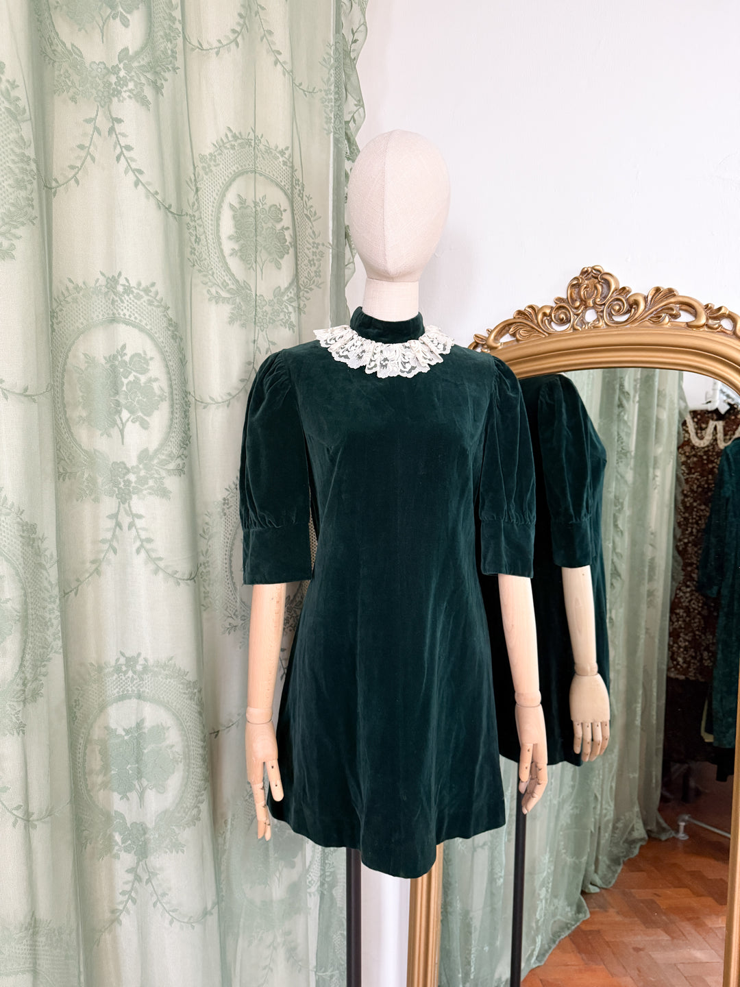 CHARMCASTER ~ BEAUTIFUL RARE 1960S GREEN VELVET MINI DRESS