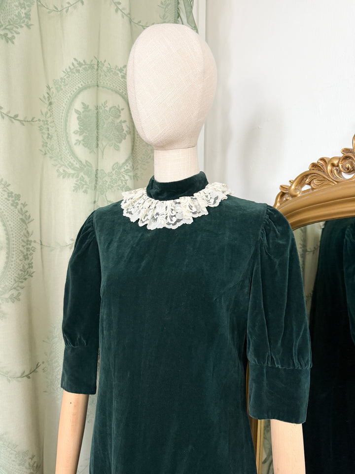 CHARMCASTER ~ BEAUTIFUL RARE 1960S GREEN VELVET MINI DRESS