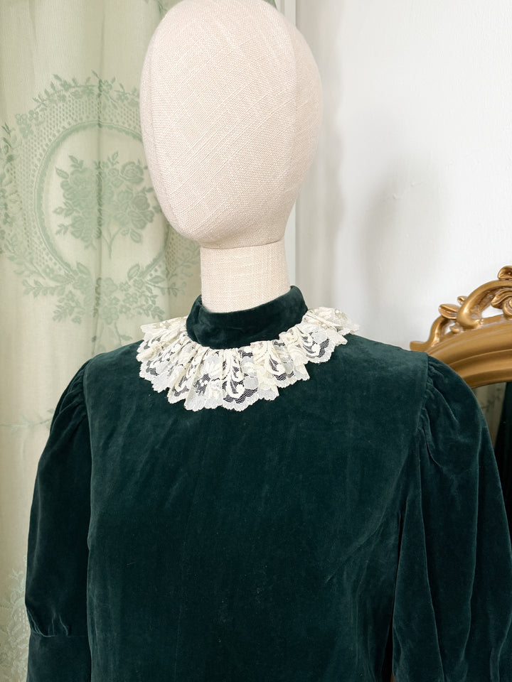 CHARMCASTER ~ BEAUTIFUL RARE 1960S GREEN VELVET MINI DRESS