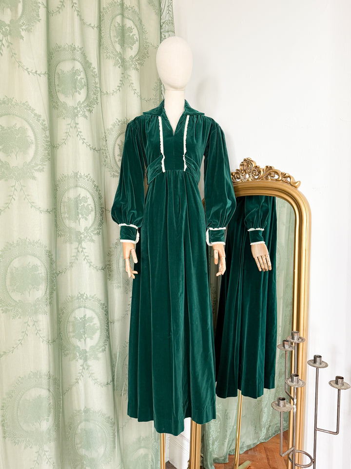 BOTANY ~ DIVINE RARE EARLY 1970S LACE TRIMMED GREEN VELVET MAXI DRESS