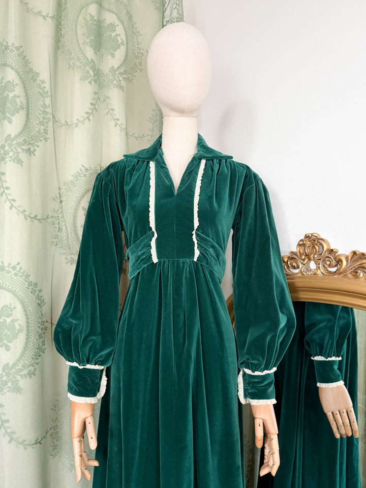 BOTANY ~ DIVINE RARE EARLY 1970S LACE TRIMMED GREEN VELVET MAXI DRESS