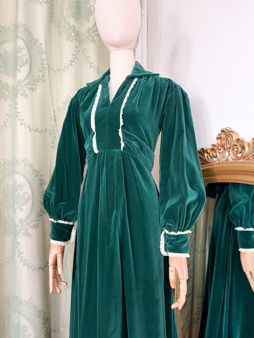 BOTANY ~ DIVINE RARE EARLY 1970S LACE TRIMMED GREEN VELVET MAXI DRESS