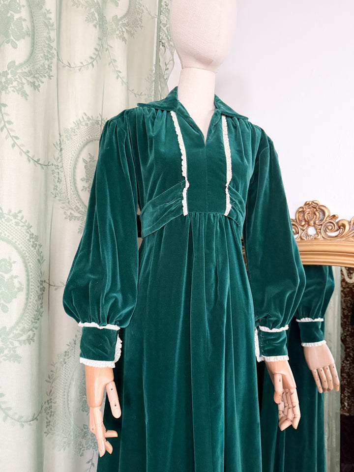 BOTANY ~ DIVINE RARE EARLY 1970S LACE TRIMMED GREEN VELVET MAXI DRESS