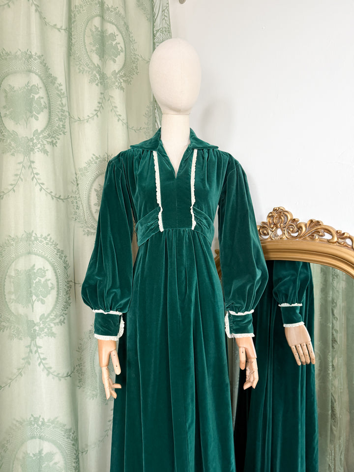 BOTANY ~ DIVINE RARE EARLY 1970S LACE TRIMMED GREEN VELVET MAXI DRESS