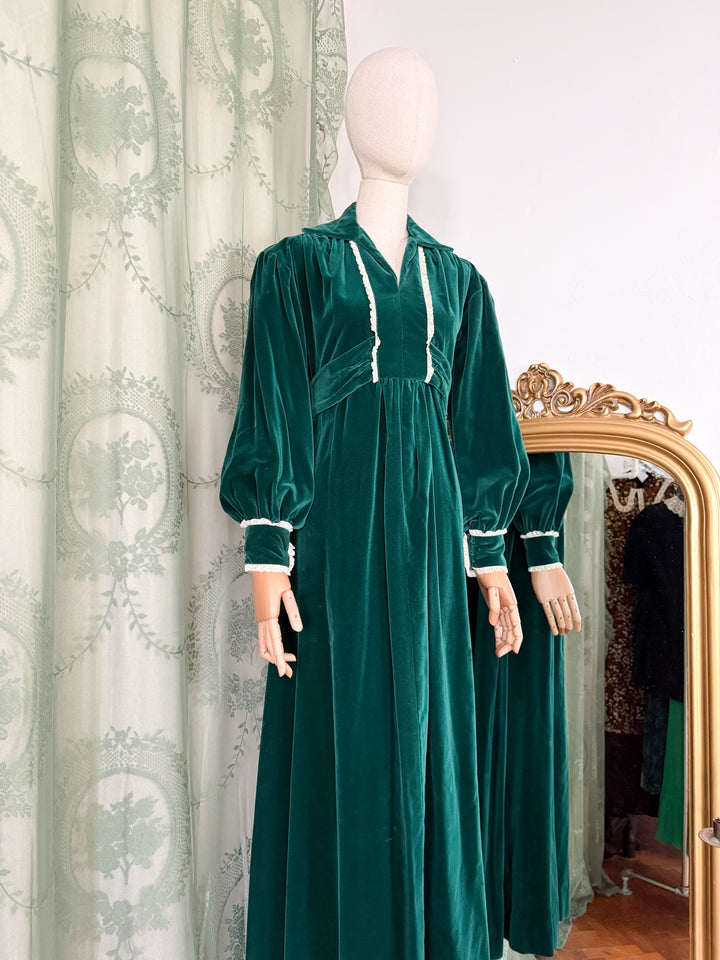 BOTANY ~ DIVINE RARE EARLY 1970S LACE TRIMMED GREEN VELVET MAXI DRESS