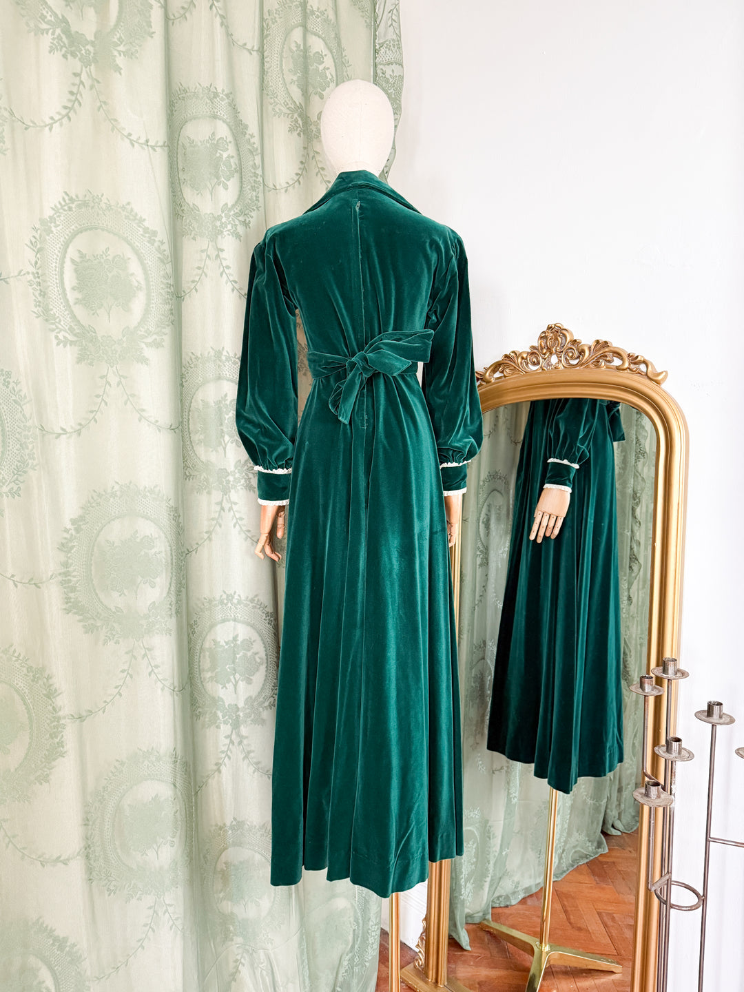 BOTANY ~ DIVINE RARE EARLY 1970S LACE TRIMMED GREEN VELVET MAXI DRESS
