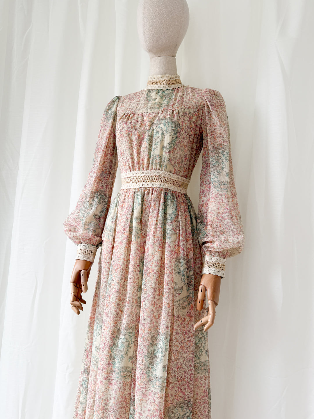 Stunning Rare 1970s Art Nouveau Face Print Cotton Maxi Dress