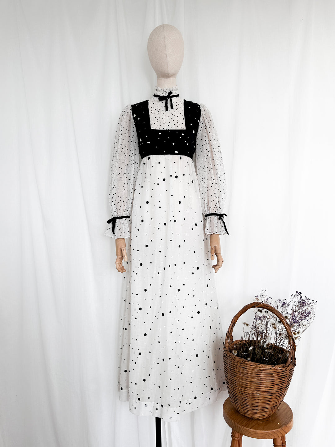 BEAUTIFUL 1970S ROMANTIC MONOCHROME COTTON VOILE PRAIRIE DRESS The Pansy Garden BEAUTIFUL 1970S ROMANTIC MONOCHROME COTTON VOILE PRAIRIE DRESS The Pansy Garden