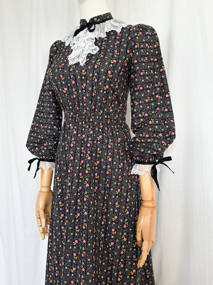 BEAUTIFUL 1970S COTTON AND LACE PRAIRIE DRESS