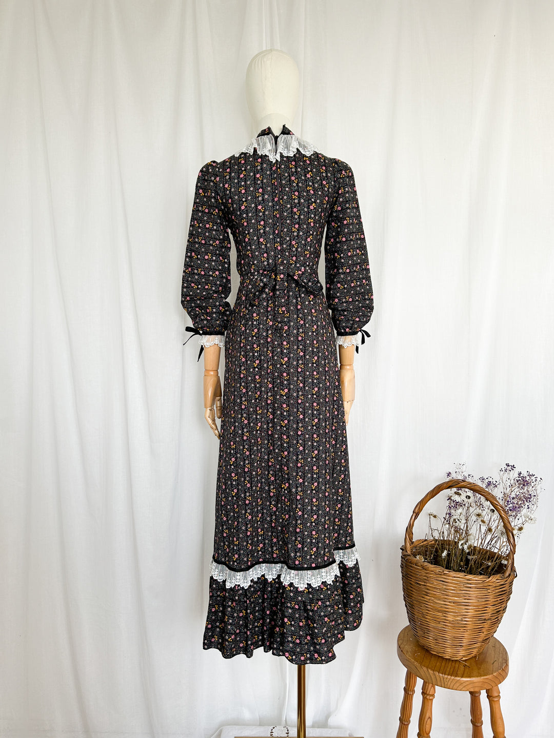 BEAUTIFUL 1970S COTTON AND LACE PRAIRIE DRESS