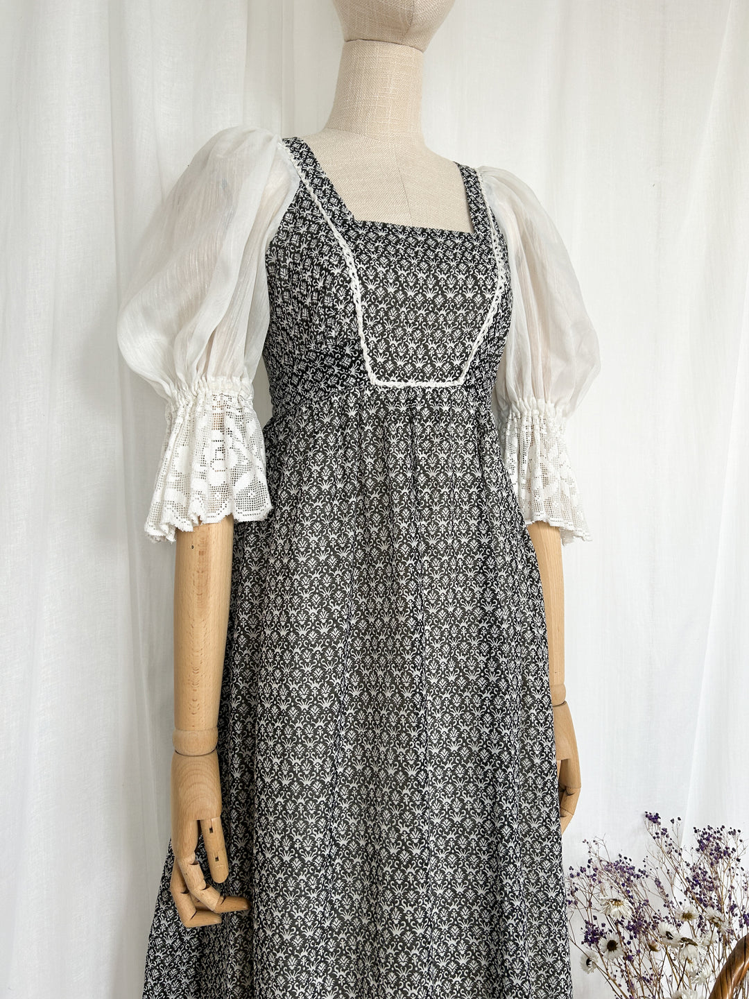 STUNNING RARE 1970S QUAD COTTON VOILE AND LACE PRAIRIE DRESS