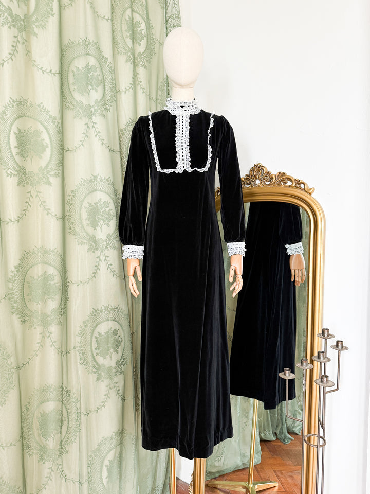 DESDEMONA ~ INCREDIBLE LATE 1960S QUAD BLACK VELVET GOTHIC MAXI DRESS