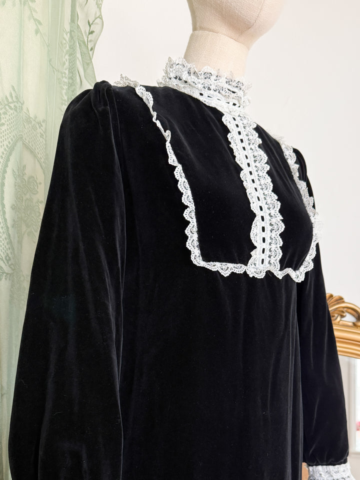 DESDEMONA ~ INCREDIBLE LATE 1960S QUAD BLACK VELVET GOTHIC MAXI DRESS