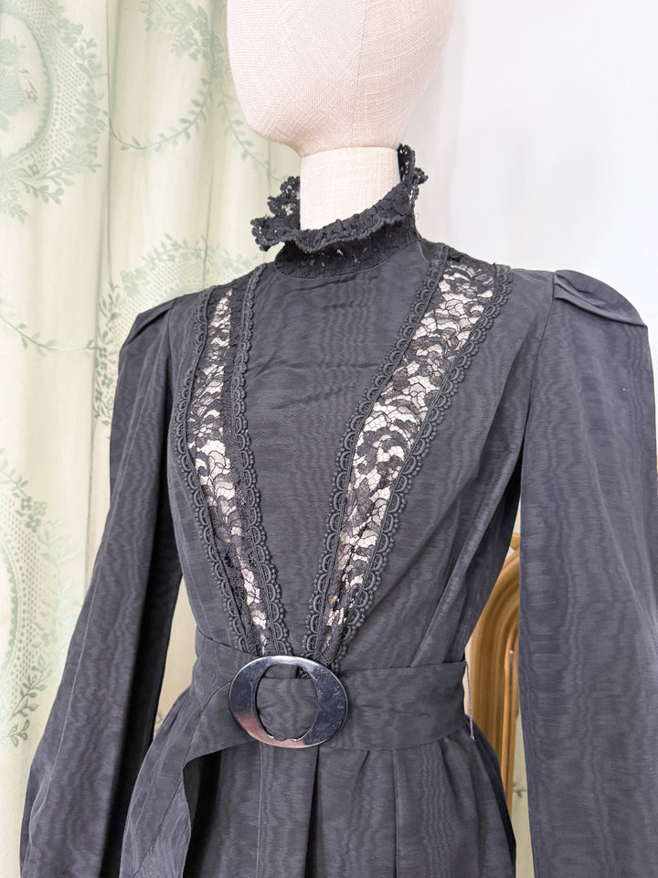 GRIMOIRE ~ DIVINE INSANE PRECIOUS RARE 1970S LEE BENDER AT BUS STOP MOIRE GROSGRAIN MAXI DRESS