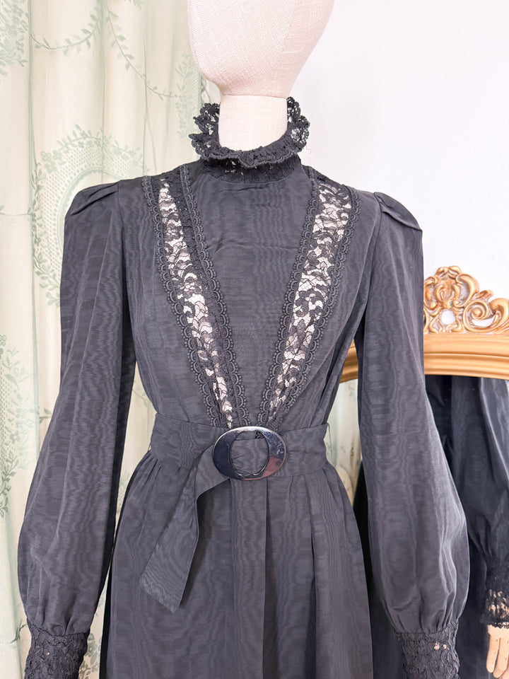 GRIMOIRE ~ DIVINE INSANE PRECIOUS RARE 1970S LEE BENDER AT BUS STOP MOIRE GROSGRAIN MAXI DRESS