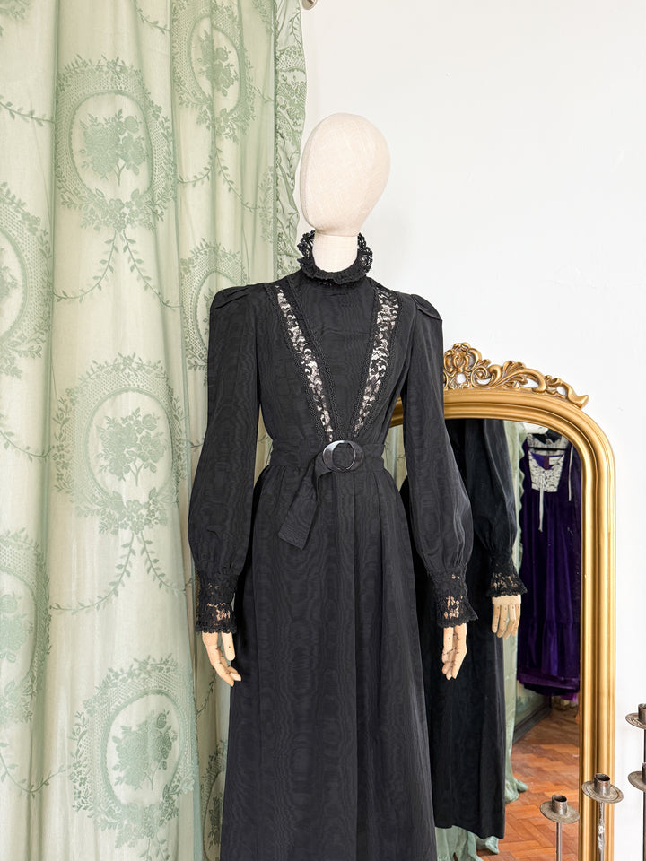 GRIMOIRE ~ DIVINE INSANE PRECIOUS RARE 1970S LEE BENDER AT BUS STOP MOIRE GROSGRAIN MAXI DRESS