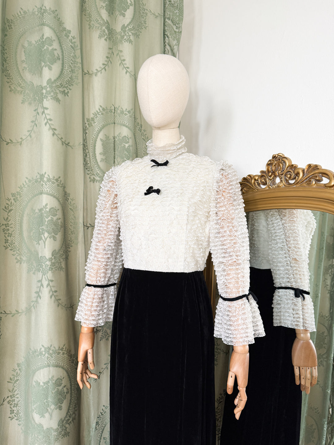 HEX ~ BEAUTIFUL VELVET AND LACE LATE 1960S MAXI DRESS