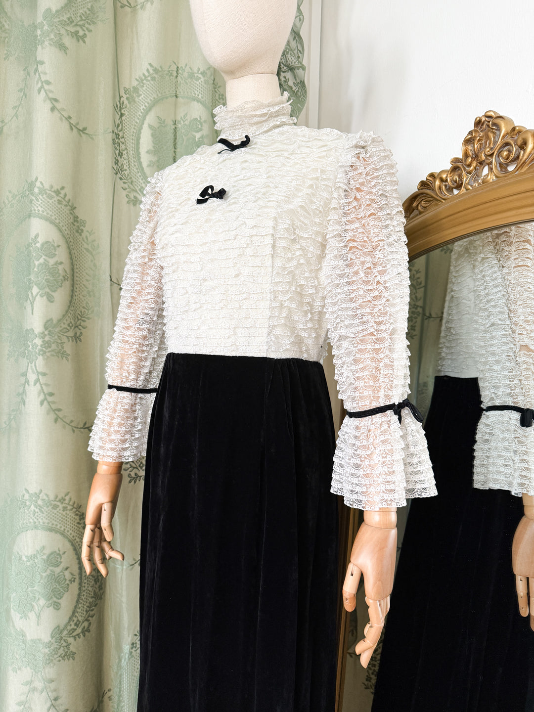 HEX ~ BEAUTIFUL VELVET AND LACE LATE 1960S MAXI DRESS