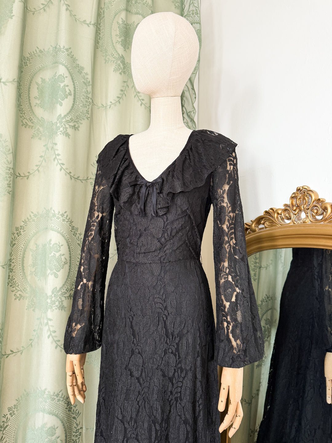 RAVEN ~ BEAUTIFUL 1970S BLACK LACE MIDI DRESS
