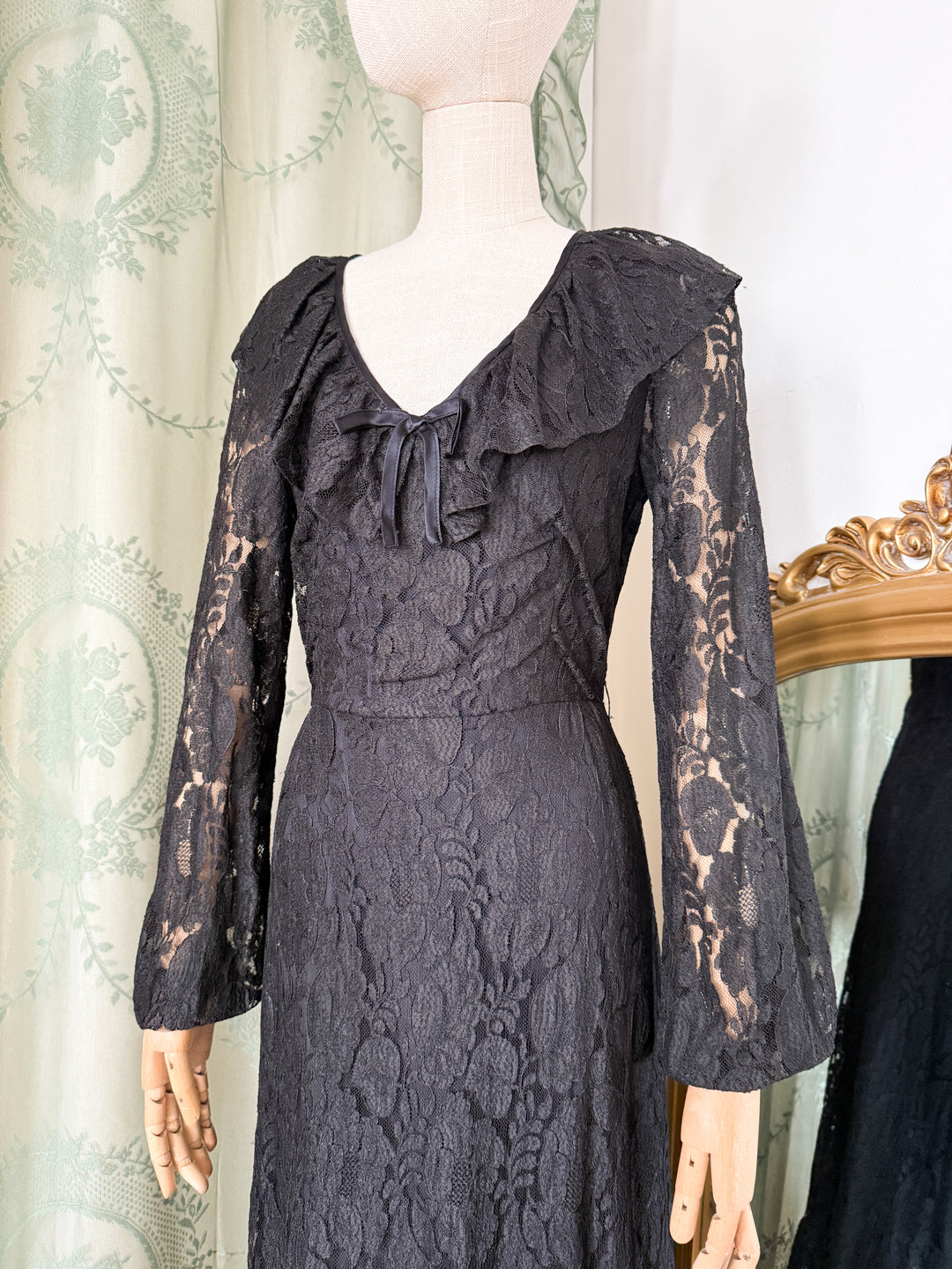 RAVEN ~ BEAUTIFUL 1970S BLACK LACE MIDI DRESS