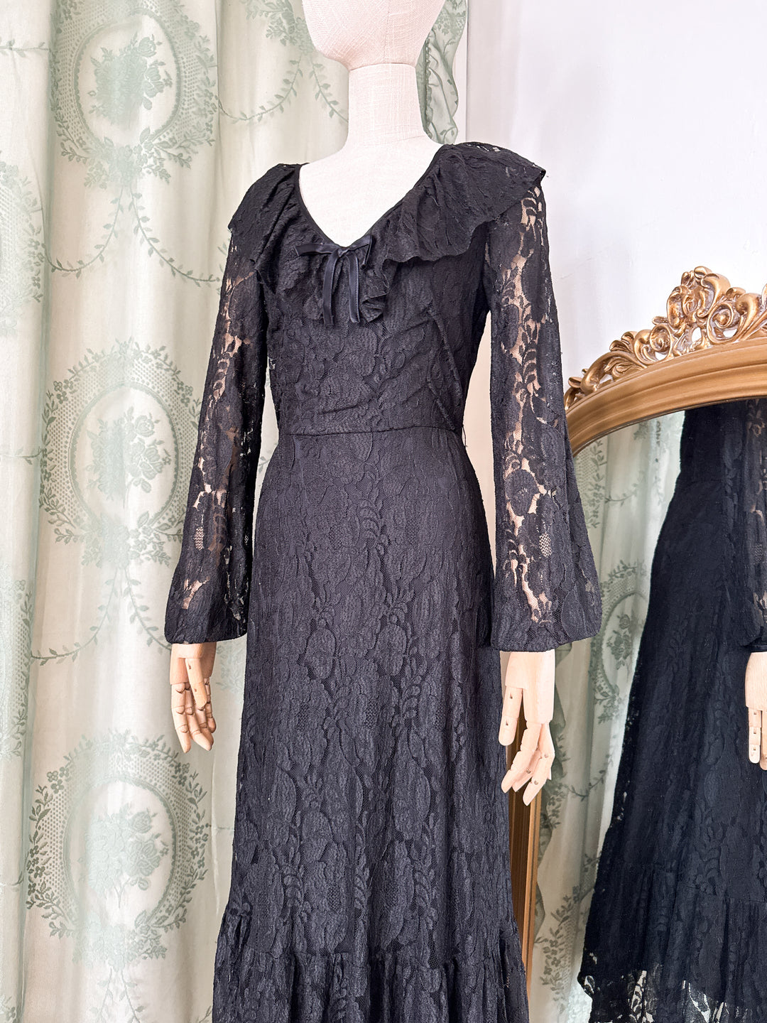 RAVEN ~ BEAUTIFUL 1970S BLACK LACE MIDI DRESS