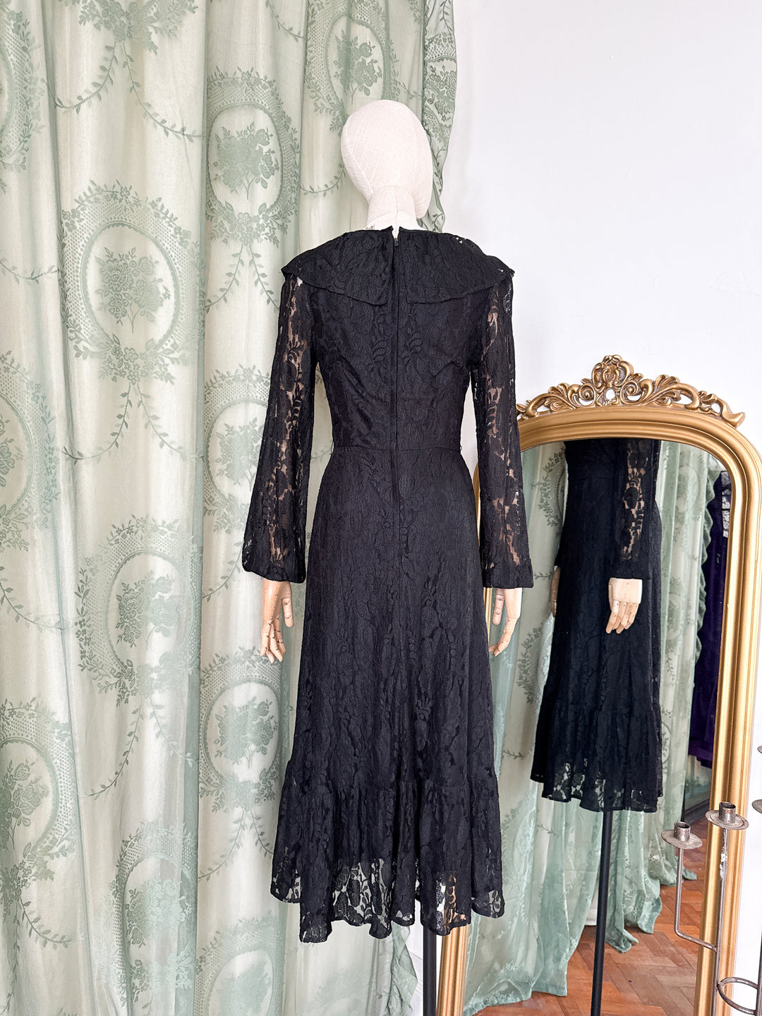 RAVEN ~ BEAUTIFUL 1970S BLACK LACE MIDI DRESS