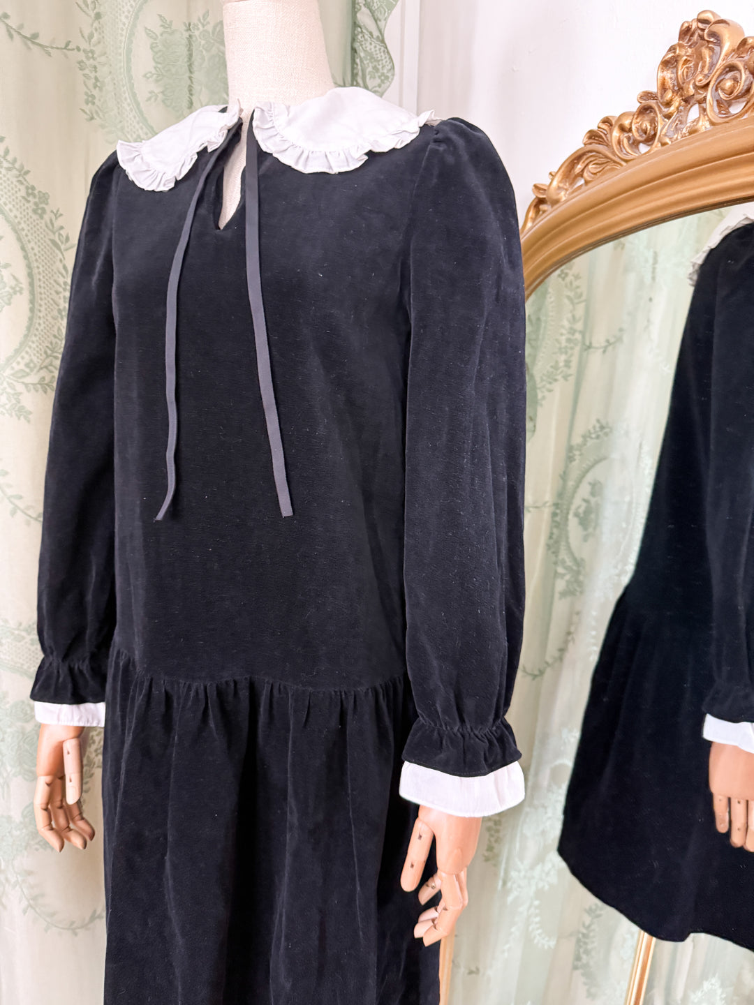 GRAVE ~ ADORABLE HAUNTING 1960S MISS SELFRIDGE VELVET MINI DRESS