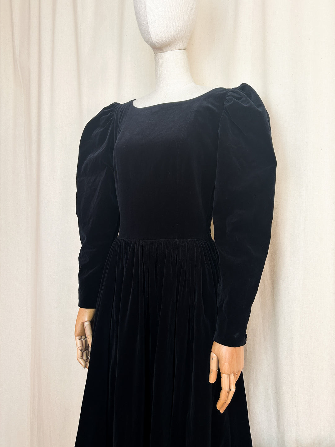 The Evanora ~ divine 80s Laura Ashley cotton velvet dress The Pansy Garden The Evanora ~ divine 80s Laura Ashley cotton velvet dress The Pansy Garden